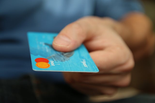 best-credit-monitoring-service?-identityiq-vs.-credit-karma-comparison-and-review